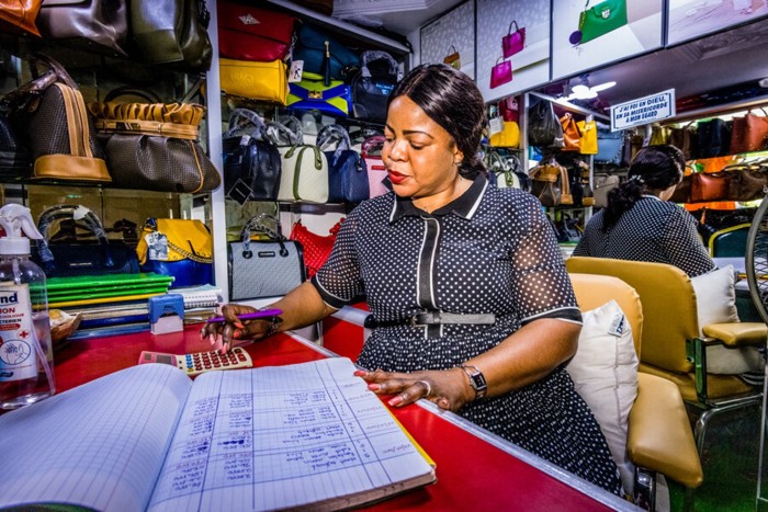 Marina Ananou in haar modewinkel in Abidjan, Ivoorkust. Ze is klant bij Oikocredits partner Fin'Elle.