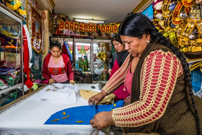 Mirian R. Condarco Choque possède une petite entreprise de fabrication de drapeaux et est cliente du CIDRE IFD, partenaire d'Oikocredit en Bolivie.