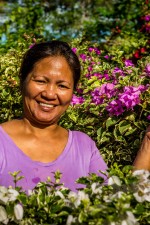 Merlita uit de Filipijnen teelt en verkoopt al sinds 15 jaar bougainvillea en bonsai boompjes.