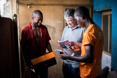 Directeur Johan Elsen van Oikocredit op bezoek bij PEG en klant Francis in Ghana