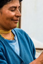 En Equateur, Marie, son mari Jose et leurs enfants ont une grande serre  pleine d’œillets qu’ils cultivent biologiquement.